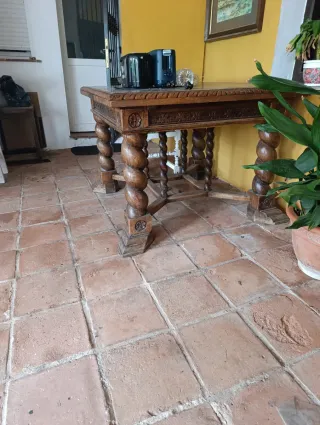 Mesa de madera maciza antigua