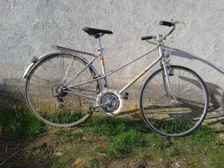 Bicicleta de paseo plateada