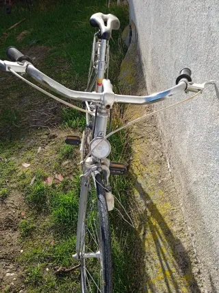 Bicicleta de paseo plateada