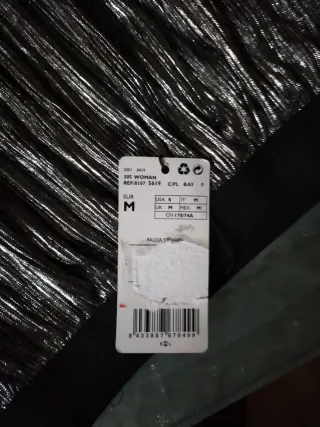 Falda plateada plisada