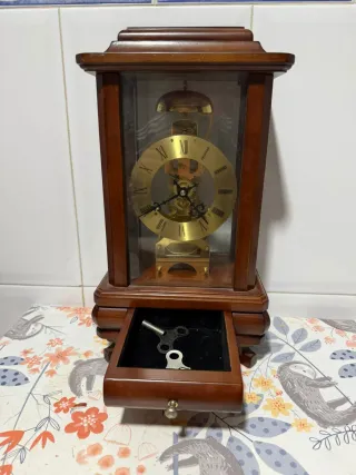 Reloj de mesa de madera con mecanismo
