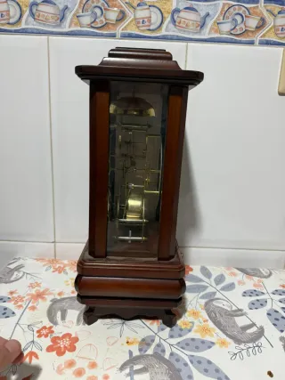 Reloj de mesa de madera con mecanismo