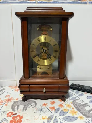 Reloj de mesa de madera con mecanismo