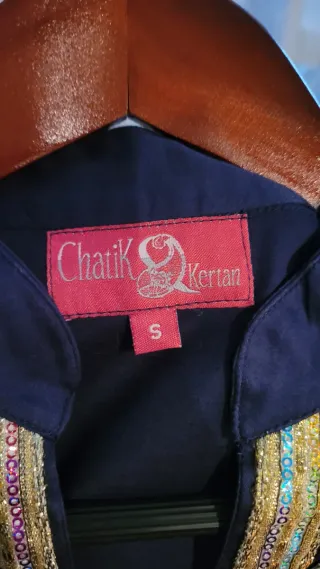 Vestido azul con bordados dorados y colores