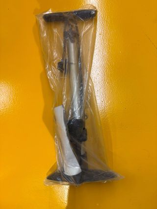 Inflador manual de ruedas con manómetro