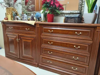 Bufet de madera con cajones y puertas