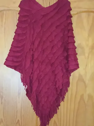 Poncho de lana color cereza