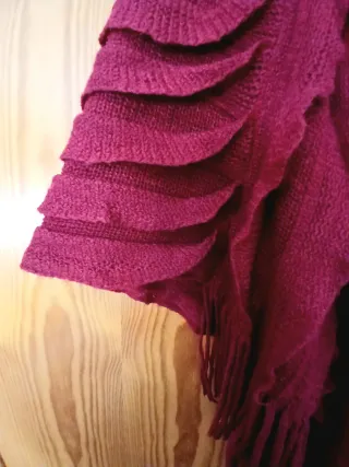 Poncho de lana color cereza