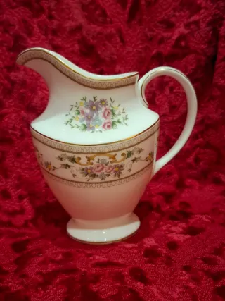 Lechera inglesa floral dorada