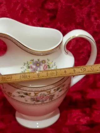 Lechera inglesa floral dorada