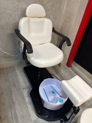 Sillón pedicura con bañera y reposapiés