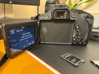 Canon EOS 700D Cámara DSLR + 2 Lentes