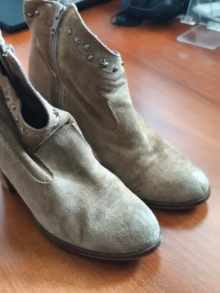 Botines ALPE piel beige tachuelas