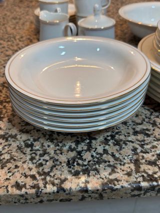 Servizio piatti e tazze con bordo oro