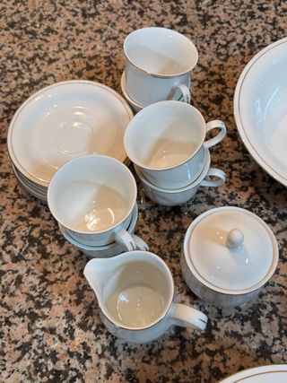 Servizio piatti e tazze con bordo oro