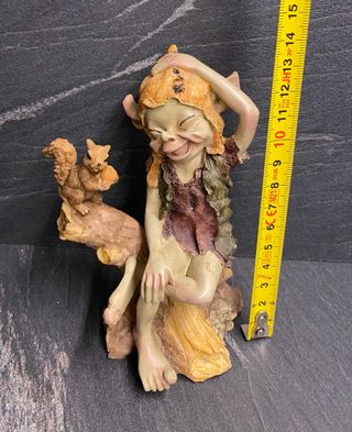 Elfo con scoiattolo statuetta