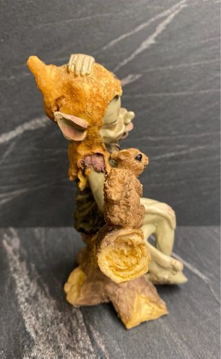 Elfo con scoiattolo statuetta