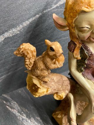 Elfo con scoiattolo statuetta