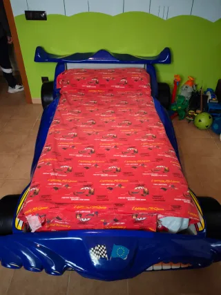 Cama coche azul niño