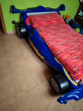 Cama coche azul niño