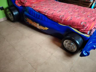 Cama coche azul niño
