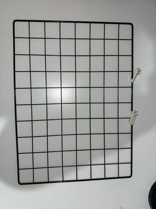 Panel rejilla + 2 estantes pared negro