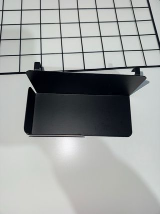 Panel rejilla + 2 estantes pared negro