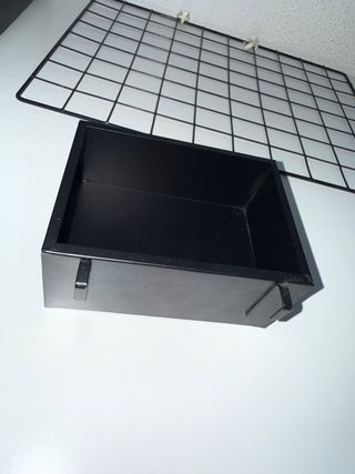 Panel rejilla + 2 estantes pared negro