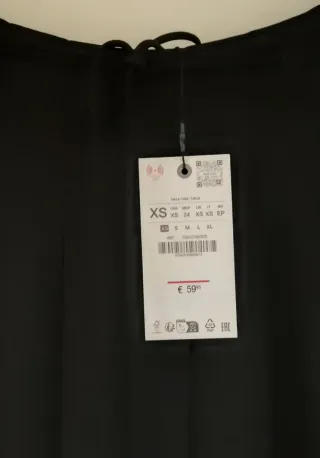 Falda midi negra con tablas