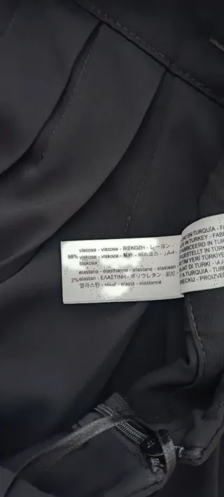 Falda midi negra con tablas