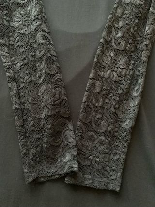 Abito nero con maniche in pizzo