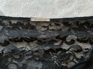 Abito nero con maniche in pizzo