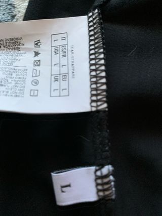 Abito nero con maniche in pizzo