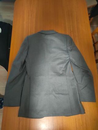 Americana gris perla con dos aperturas