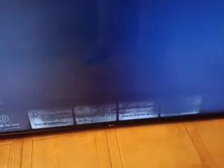 Televisión LG 43 con pantalla encendida