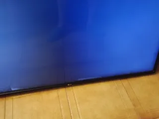 Televisión LG 43 con pantalla encendida