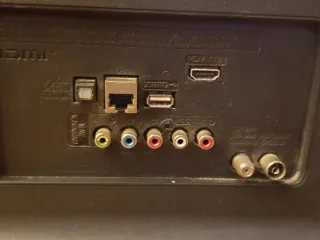 Televisión LG 43 con pantalla encendida