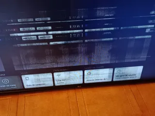 Televisión LG 43 con pantalla encendida