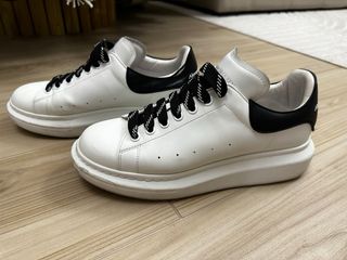 Sneakers Alexander McQueen bianche e nere