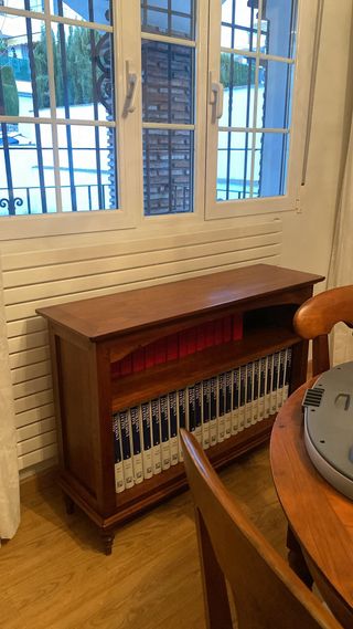 Urge Muebles de madera en perfecto estado.