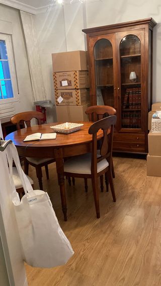 Urge Muebles de madera en perfecto estado.