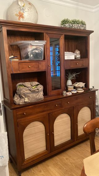 Urge Muebles de madera en perfecto estado.