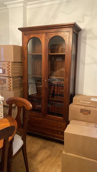 Urge Muebles de madera en perfecto estado.