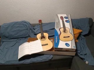 Guitarra española 86cm + libro partituras