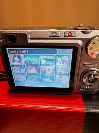 Cámara Casio Exilim EX-Z 750 con funda protectora