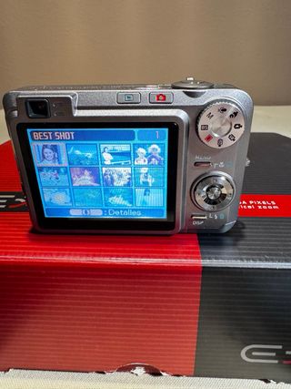 Cámara Casio Exilim EX-Z 750 con funda protectora