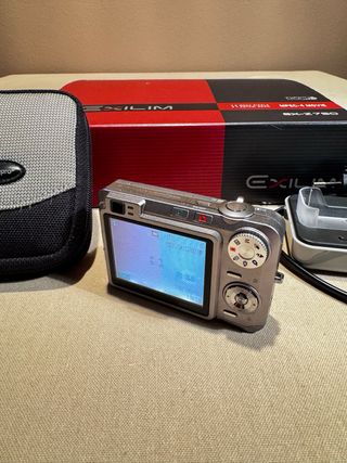 Cámara Casio Exilim EX-Z 750 con funda protectora