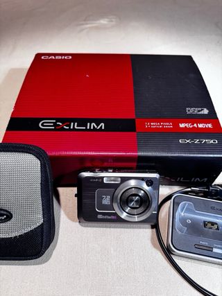 Cámara Casio Exilim EX-Z 750 con funda protectora