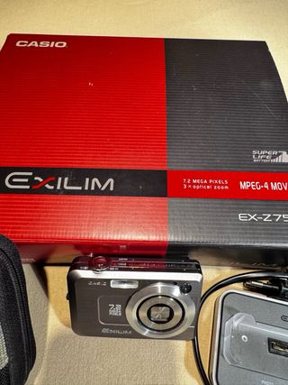 Cámara Casio Exilim EX-Z 750 con funda protectora