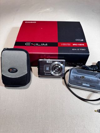 Cámara Casio Exilim EX-Z 750 con funda protectora